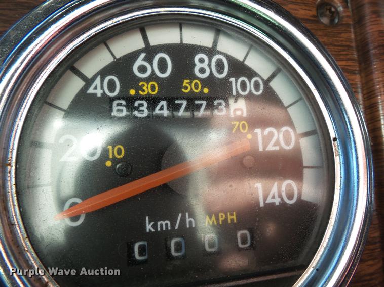 image for item DD2380 2001 Freightliner Classic semi truck