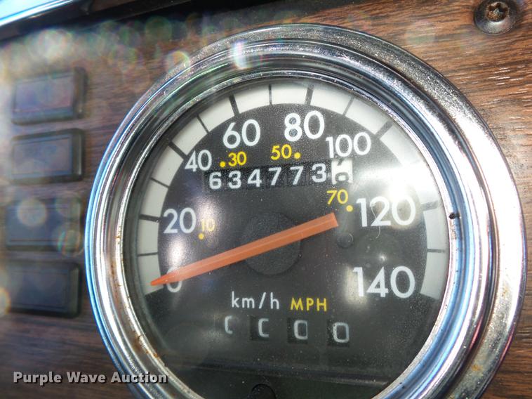 image for item DD2380 2001 Freightliner Classic semi truck