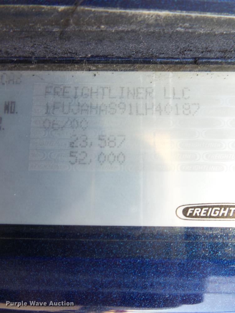 image for item DD2380 2001 Freightliner Classic semi truck