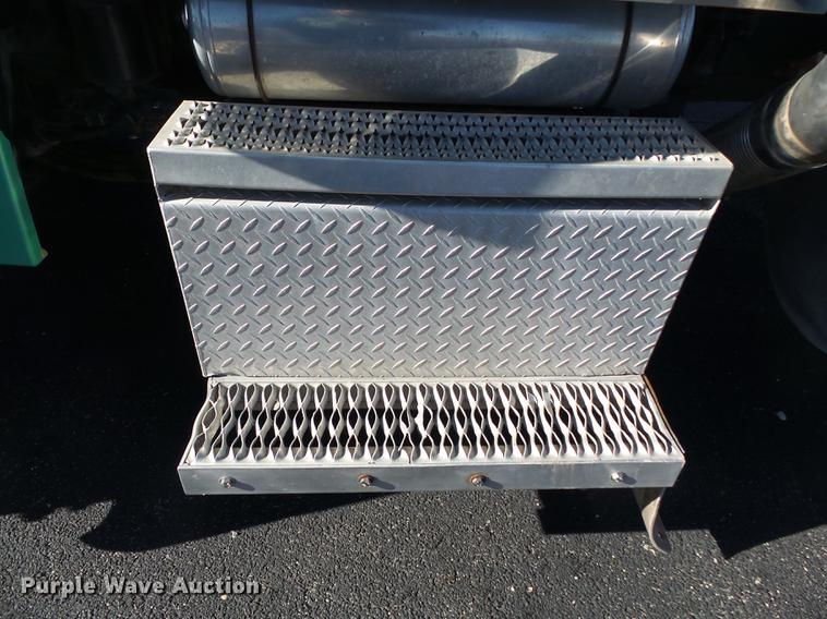 image for item DD2382 1995 Peterbilt 379 semi truck