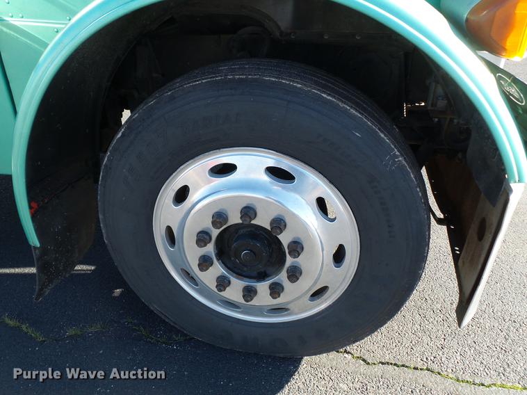 image for item DD2382 1995 Peterbilt 379 semi truck