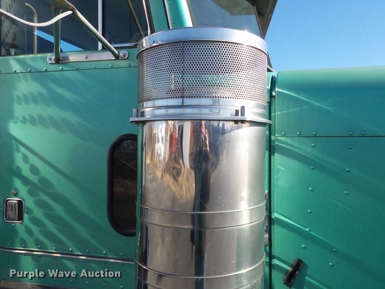 image for item DD2382 1995 Peterbilt 379 semi truck