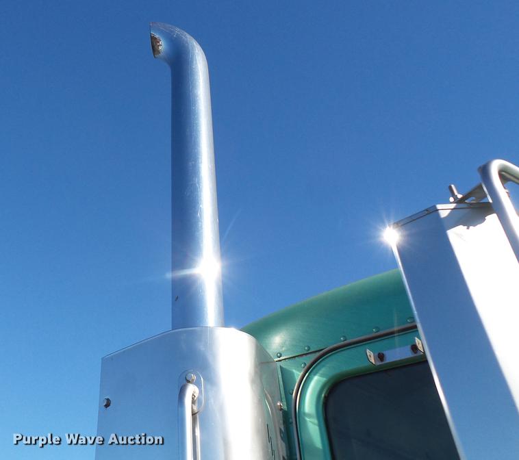 image for item DD2382 1995 Peterbilt 379 semi truck