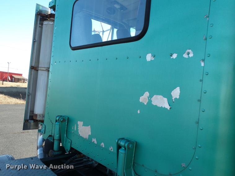 image for item DD2382 1995 Peterbilt 379 semi truck