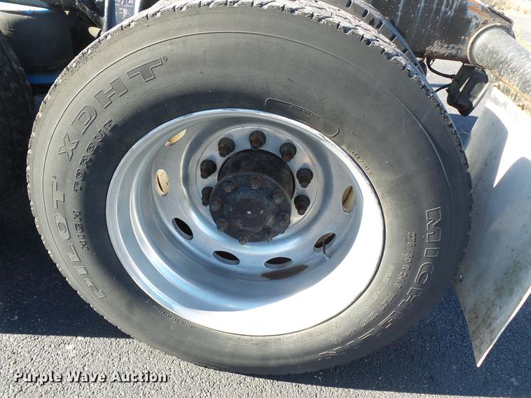 image for item DD2382 1995 Peterbilt 379 semi truck