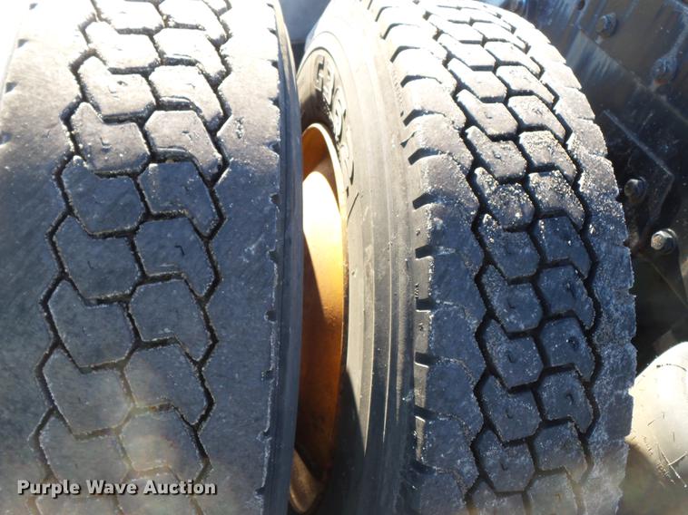 image for item DD2382 1995 Peterbilt 379 semi truck