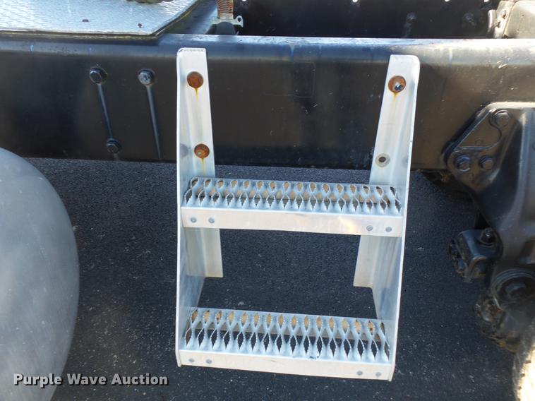 image for item DD2382 1995 Peterbilt 379 semi truck