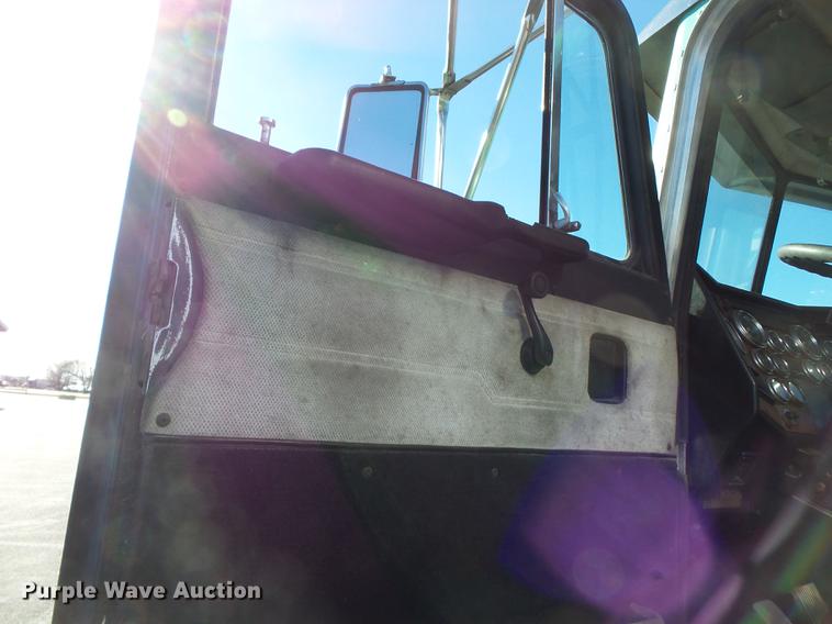 image for item DD2382 1995 Peterbilt 379 semi truck