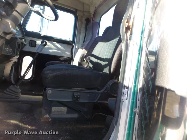 image for item DD2382 1995 Peterbilt 379 semi truck