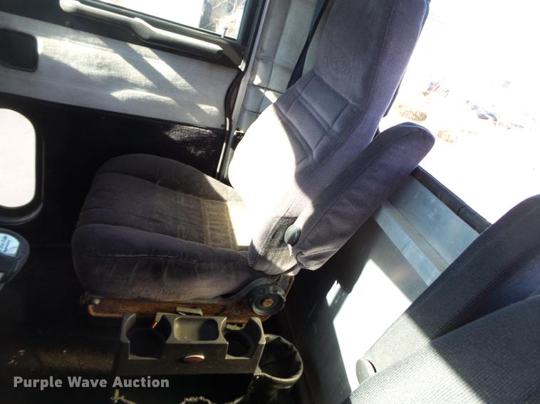 image for item DD2382 1995 Peterbilt 379 semi truck