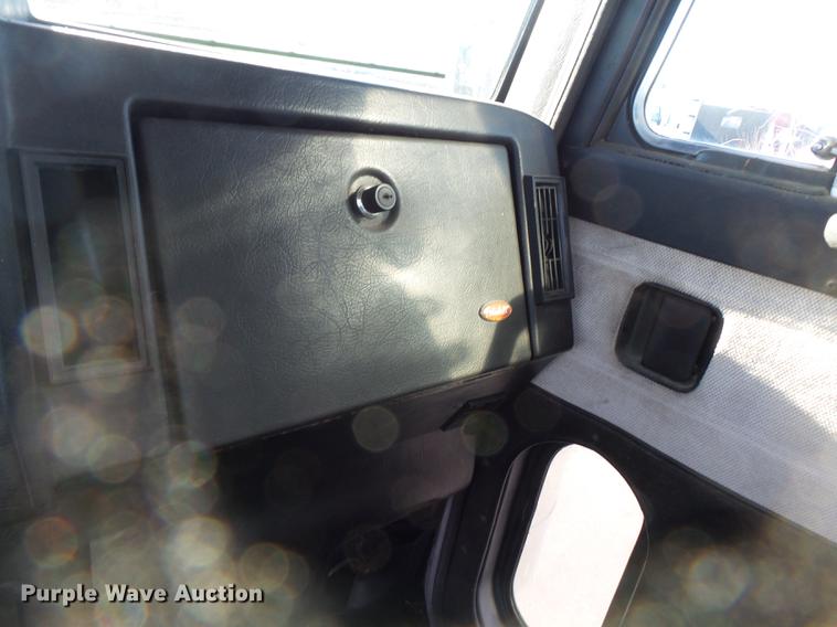 image for item DD2382 1995 Peterbilt 379 semi truck