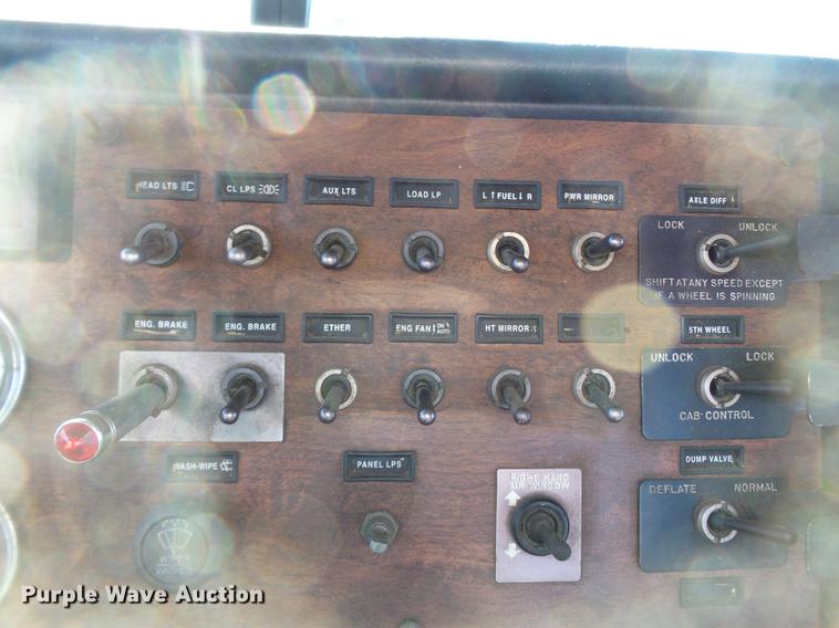 image for item DD2382 1995 Peterbilt 379 semi truck