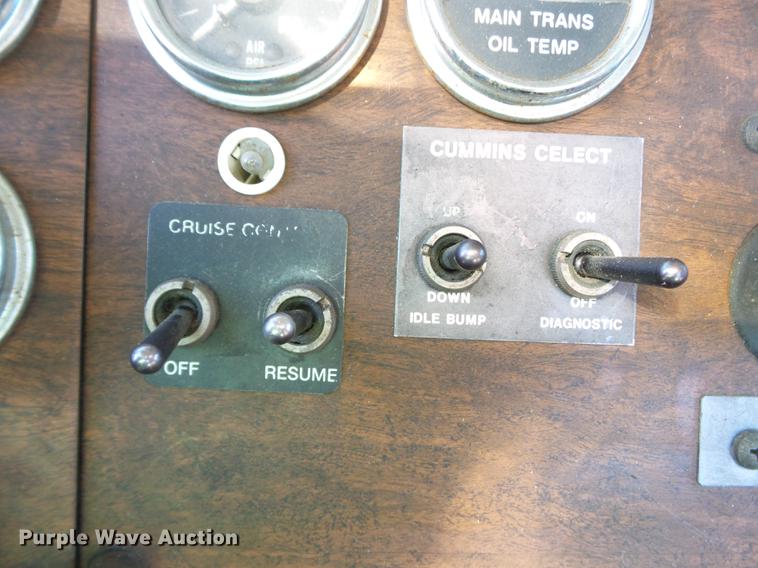 image for item DD2382 1995 Peterbilt 379 semi truck