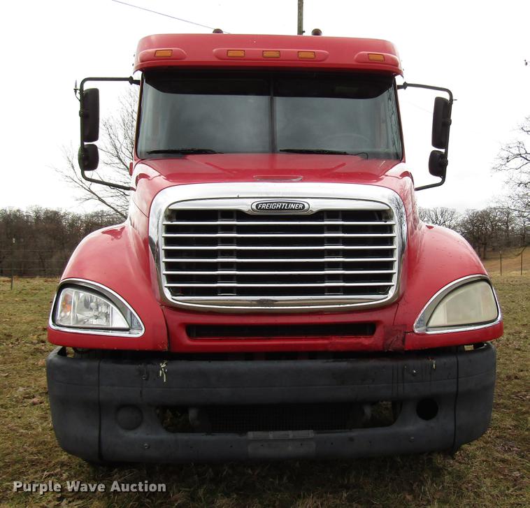 image for item DD4430 2005 Freightliner Columbia semi truck