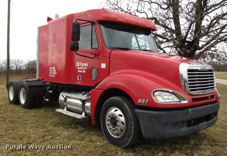 image for item DD4430 2005 Freightliner Columbia semi truck