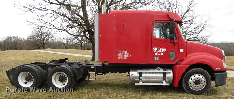 image for item DD4430 2005 Freightliner Columbia semi truck