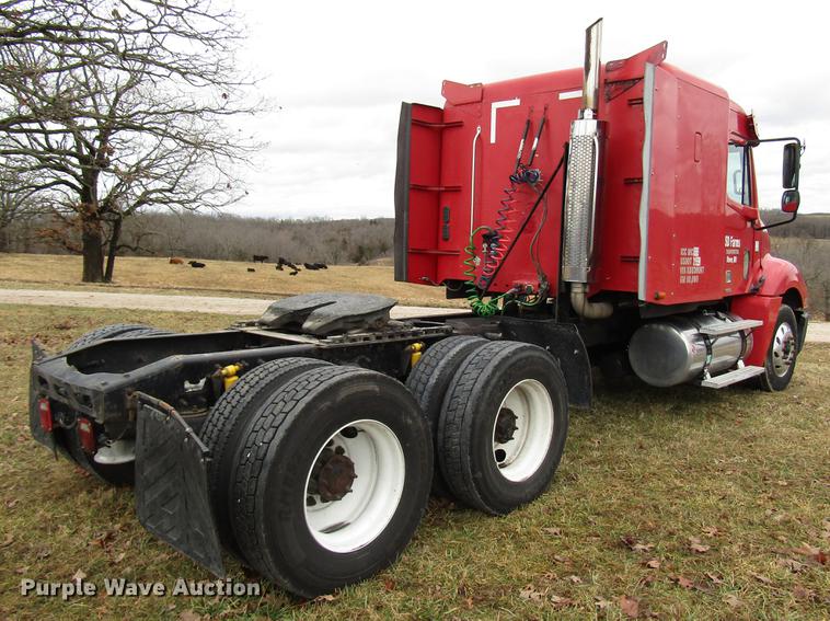 image for item DD4430 2005 Freightliner Columbia semi truck