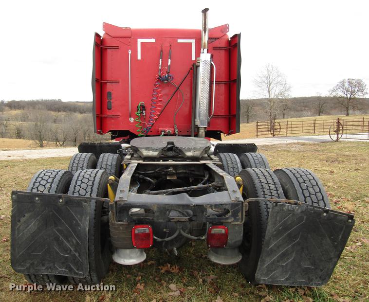 image for item DD4430 2005 Freightliner Columbia semi truck