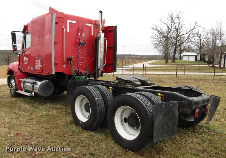 image for item DD4430 2005 Freightliner Columbia semi truck
