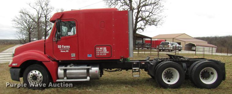 image for item DD4430 2005 Freightliner Columbia semi truck