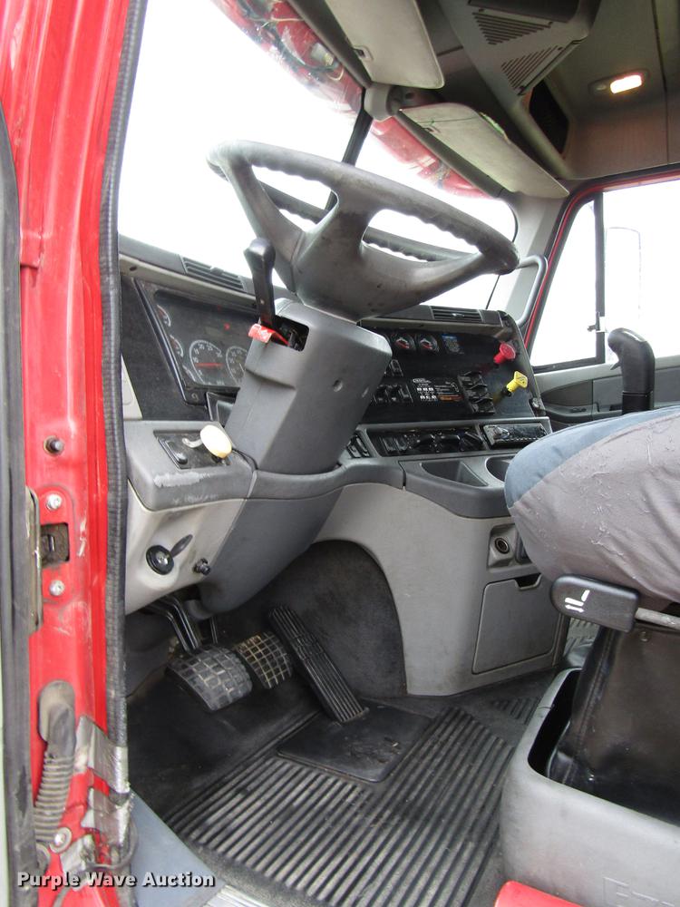 image for item DD4430 2005 Freightliner Columbia semi truck