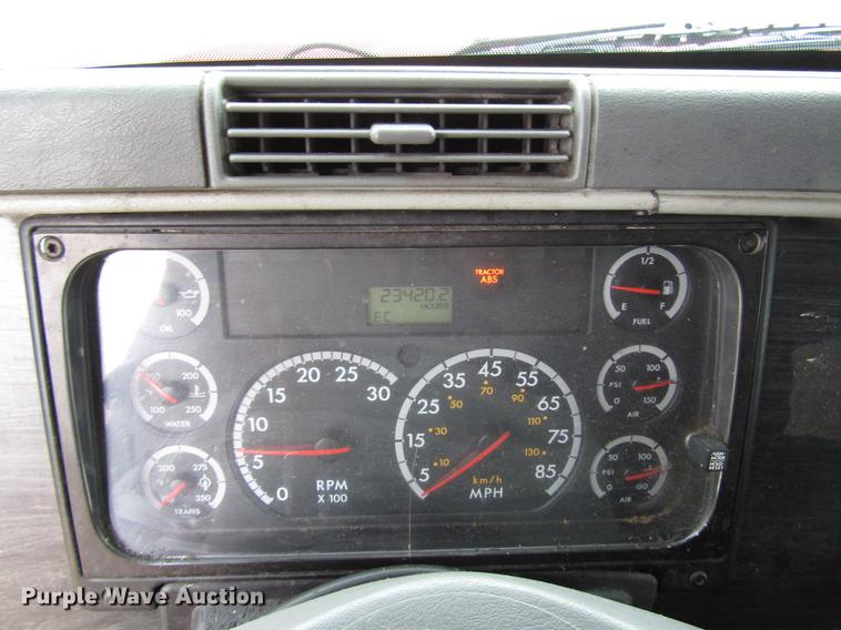 image for item DD4430 2005 Freightliner Columbia semi truck