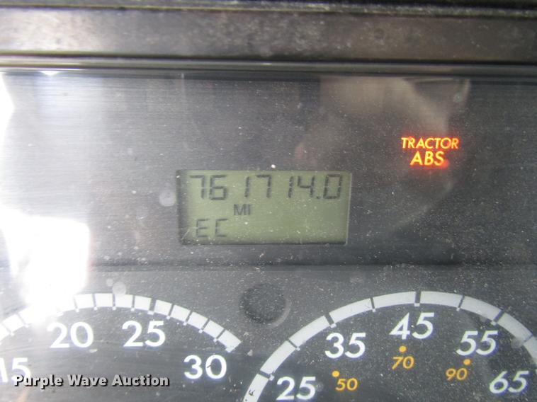 image for item DD4430 2005 Freightliner Columbia semi truck