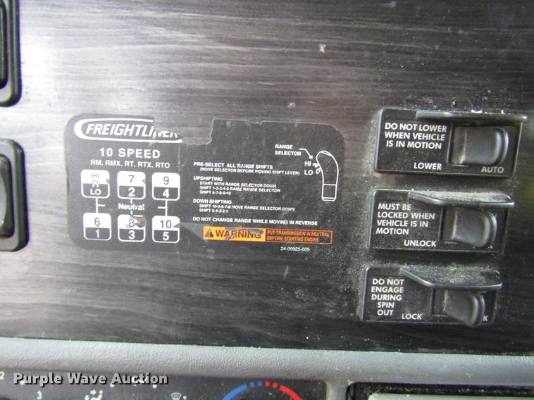 image for item DD4430 2005 Freightliner Columbia semi truck