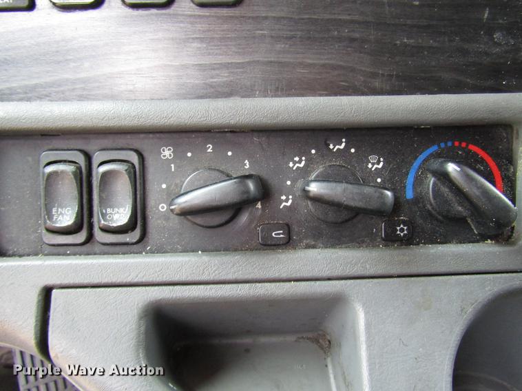 image for item DD4430 2005 Freightliner Columbia semi truck