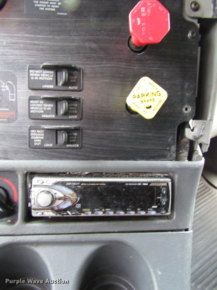 image for item DD4430 2005 Freightliner Columbia semi truck