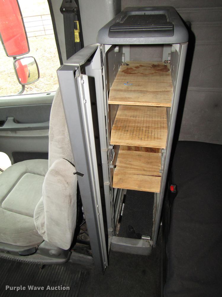 image for item DD4430 2005 Freightliner Columbia semi truck