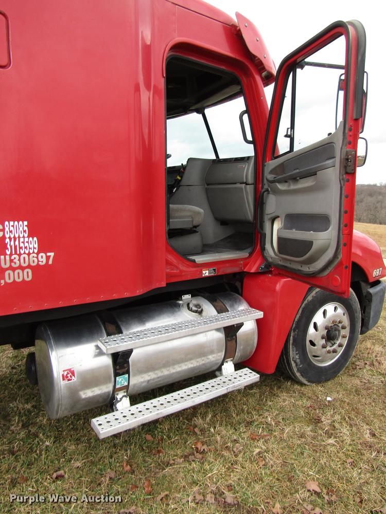 image for item DD4430 2005 Freightliner Columbia semi truck