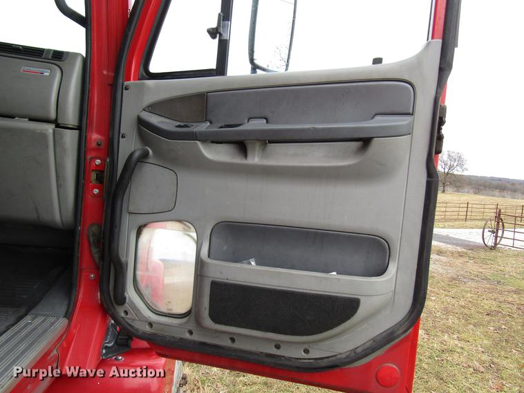 image for item DD4430 2005 Freightliner Columbia semi truck