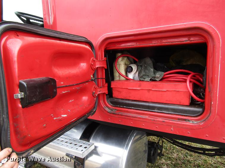 image for item DD4430 2005 Freightliner Columbia semi truck