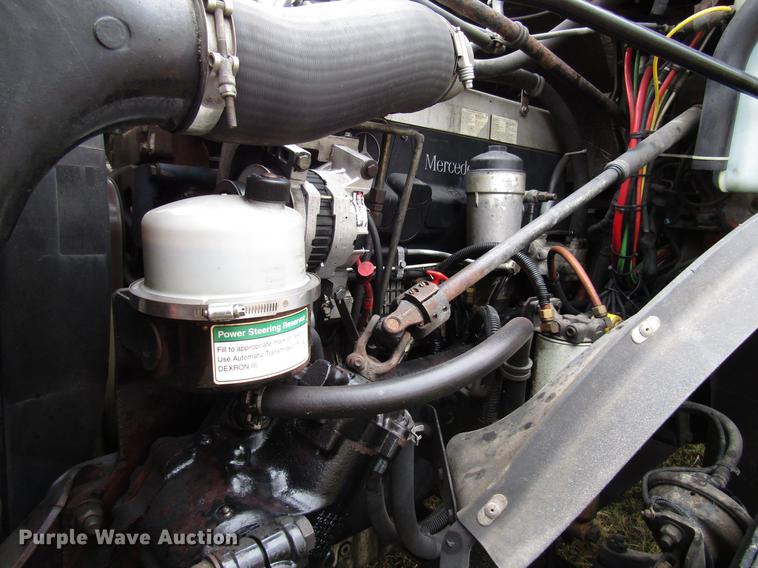 image for item DD4430 2005 Freightliner Columbia semi truck