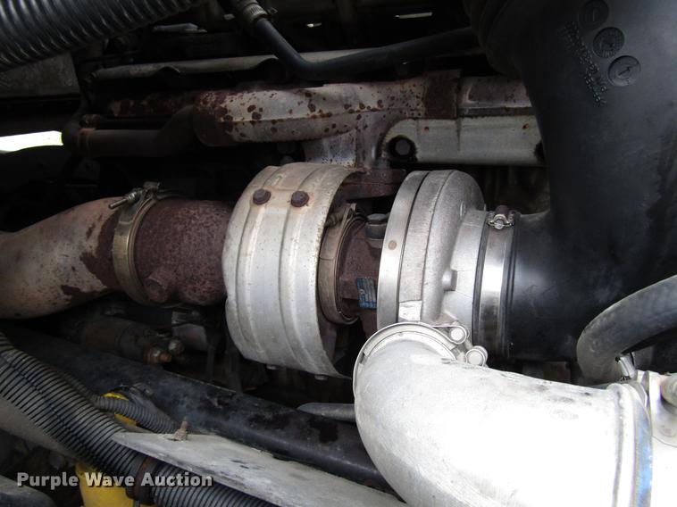 image for item DD4430 2005 Freightliner Columbia semi truck