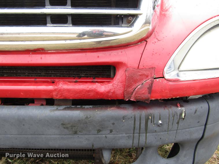 image for item DD4430 2005 Freightliner Columbia semi truck