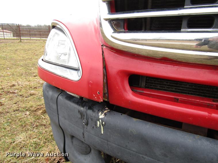 image for item DD4430 2005 Freightliner Columbia semi truck