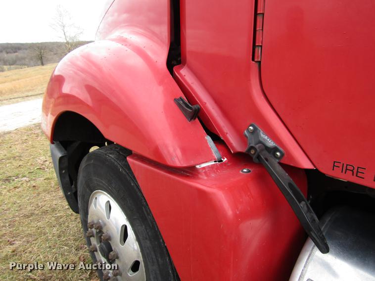 image for item DD4430 2005 Freightliner Columbia semi truck