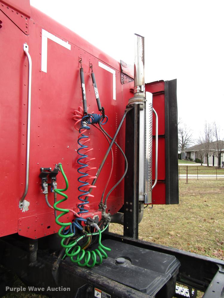 image for item DD4430 2005 Freightliner Columbia semi truck