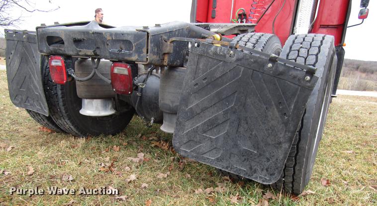 image for item DD4430 2005 Freightliner Columbia semi truck