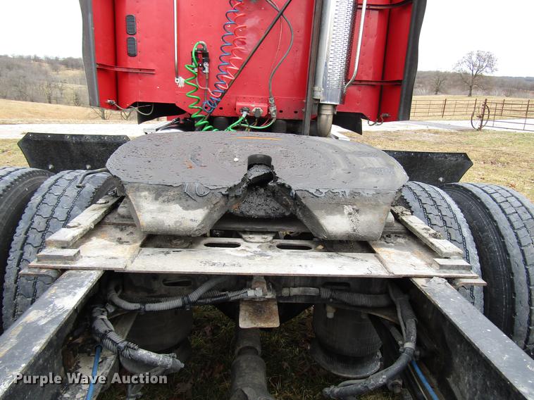 image for item DD4430 2005 Freightliner Columbia semi truck