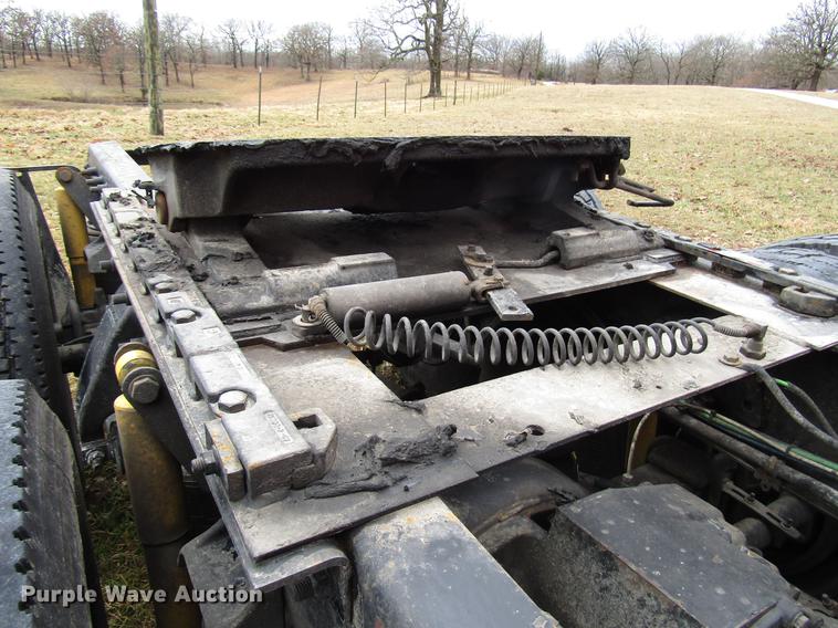 image for item DD4430 2005 Freightliner Columbia semi truck