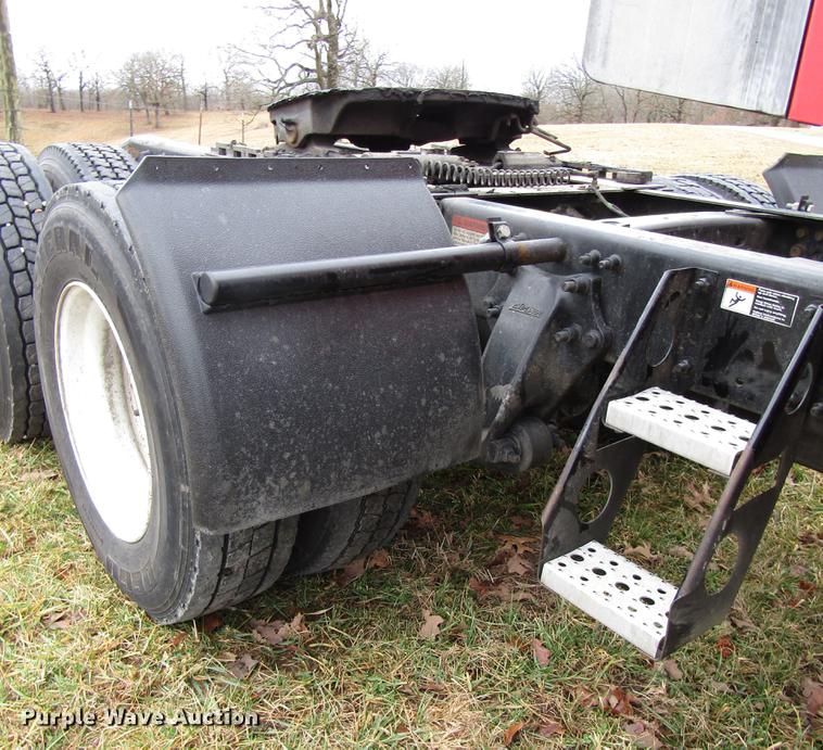 image for item DD4430 2005 Freightliner Columbia semi truck