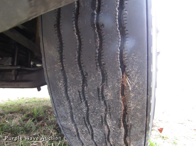 image for item DD4430 2005 Freightliner Columbia semi truck