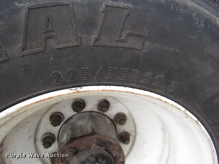 image for item DD4430 2005 Freightliner Columbia semi truck