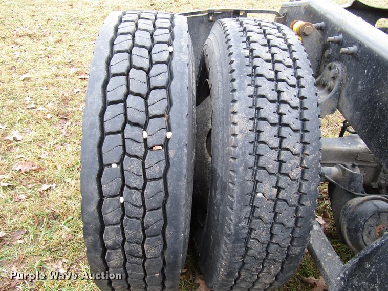 image for item DD4430 2005 Freightliner Columbia semi truck