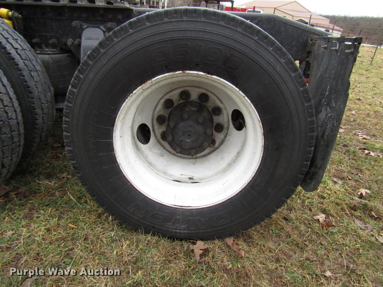 image for item DD4430 2005 Freightliner Columbia semi truck