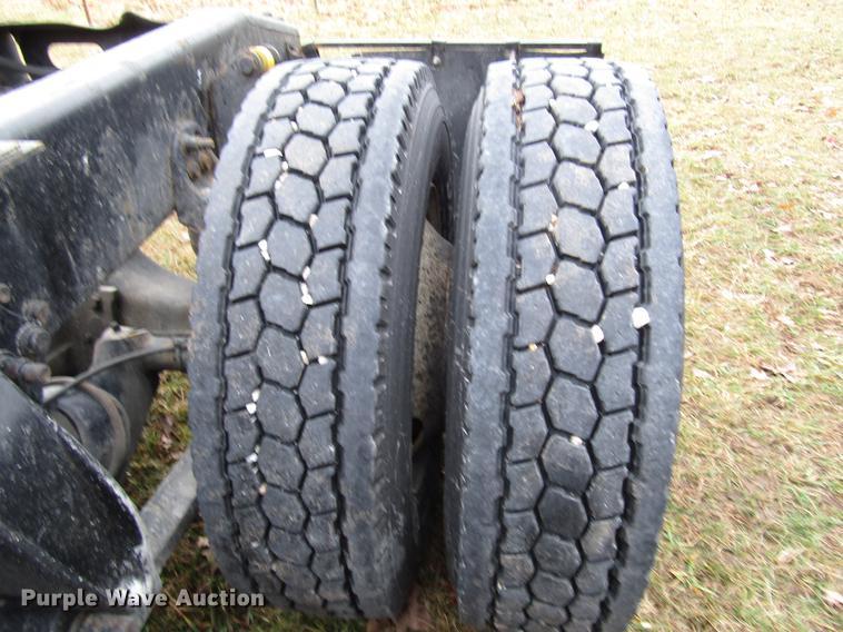 image for item DD4430 2005 Freightliner Columbia semi truck