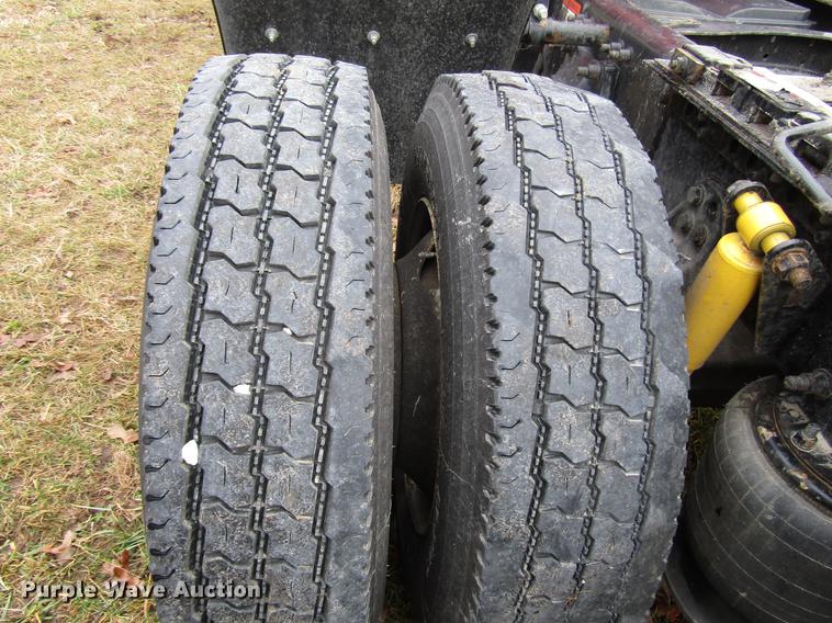 image for item DD4430 2005 Freightliner Columbia semi truck